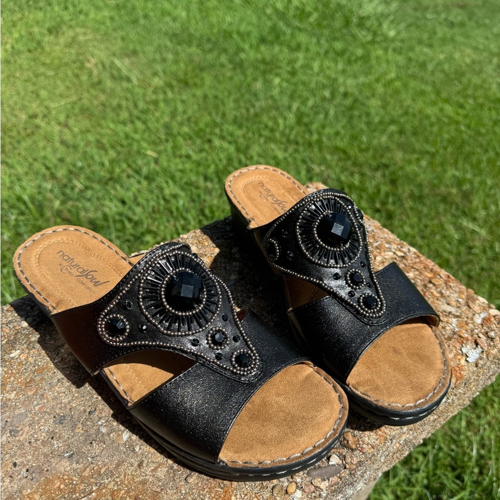 Natural Soul Black and Tan Sandals